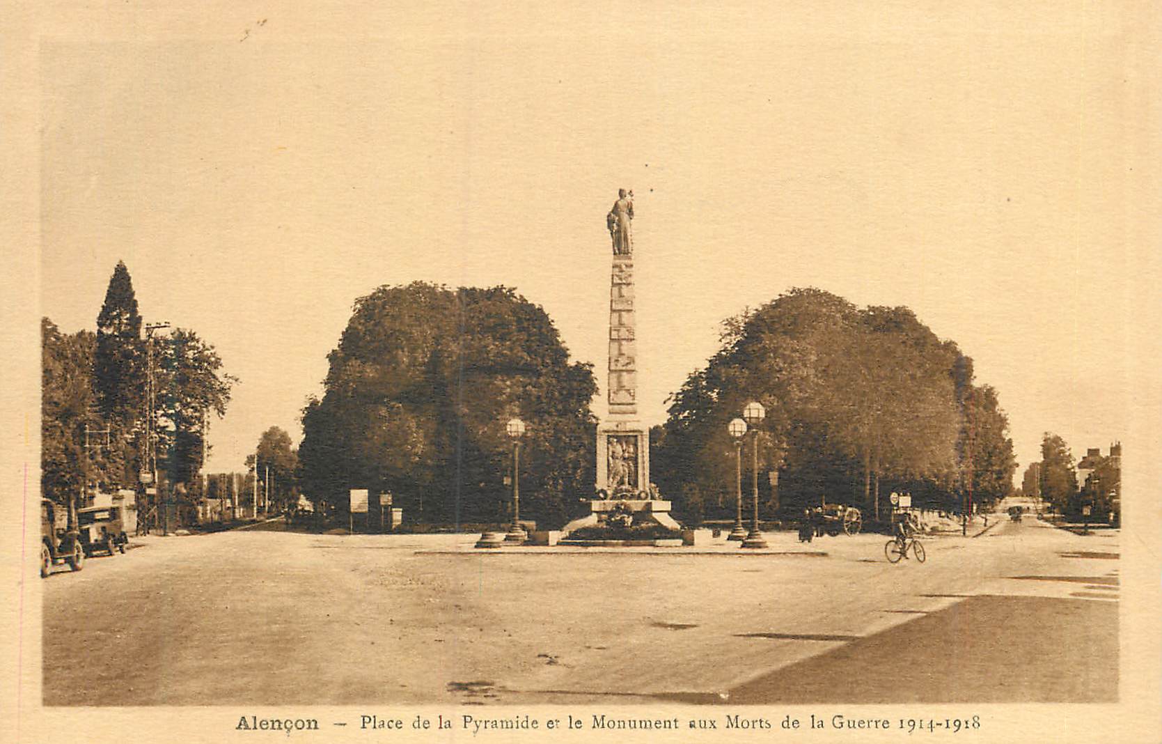 CPA Alencon Place de la Pyramide et le Monument aux Morts de la Guerre 1914 1918